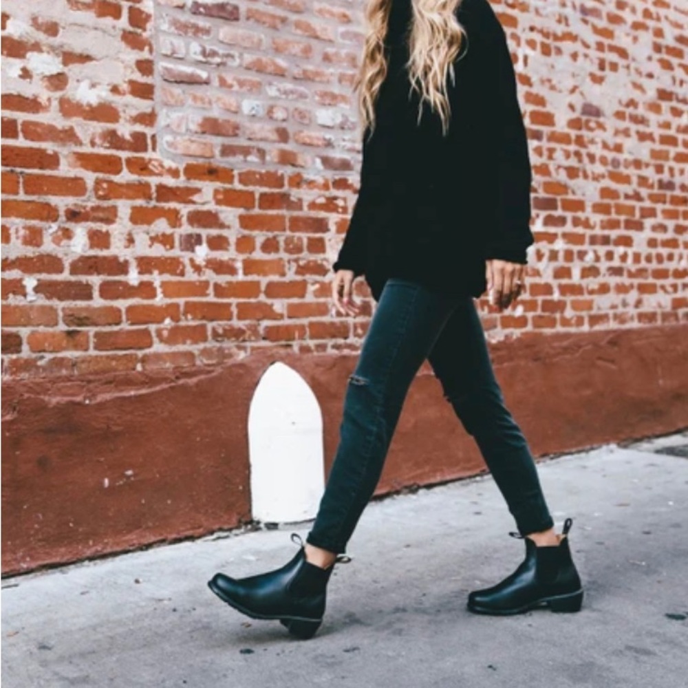 Women’s Black Blundstones #1671, Size 8